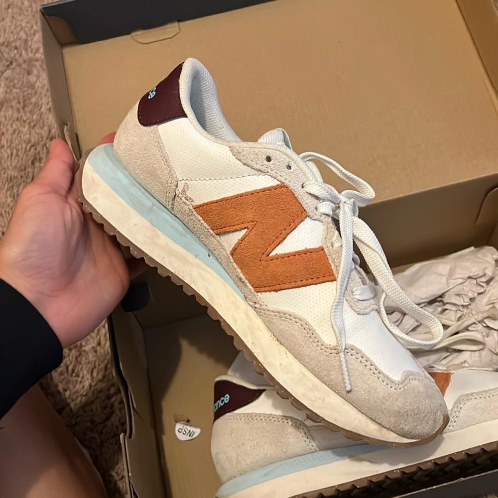 Women New Balance 237 Retro in off white/cooper/gum size 8